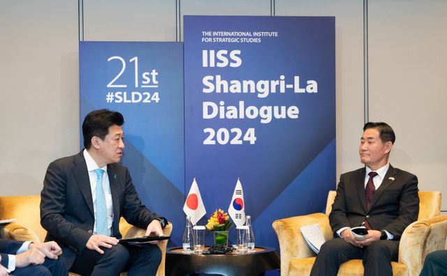 싱가포르 제21차 아시아안보회의(샹그릴라 대화)를 계기로 2일 한미일 국방장관 회담이 열린다. 사진은 지난 1일 싱가포르 샹그릴라 호텔에서 열린 아시아안보회의(샹그릴라 대화) 계기 한일 국방장관 회담에서 기하라 미노루 일본 방위상과 대화에 나선 신원식 국방부장관(왼쪽). /사진=뉴스1