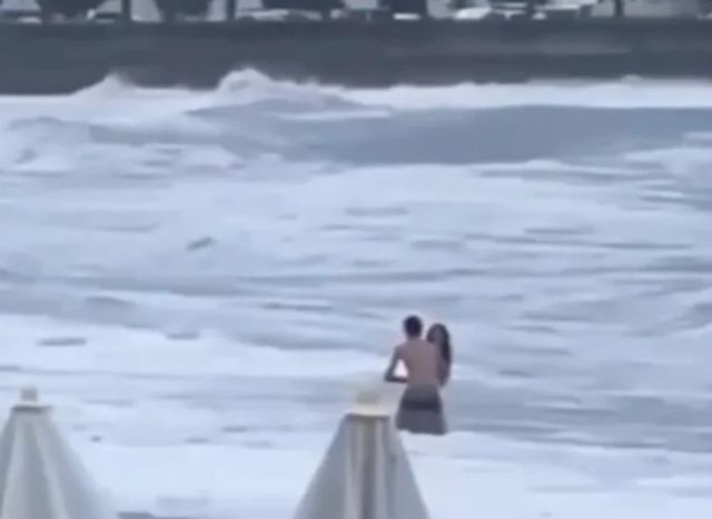 한 러시아 커플이 바닷가에서 입맞춤을 하던 중 여성이 파도에 휩쓸려 실종됐다. 사진은 바닷가에 있는 커플의 모습. /사진=엑스(X·옛 트위터)