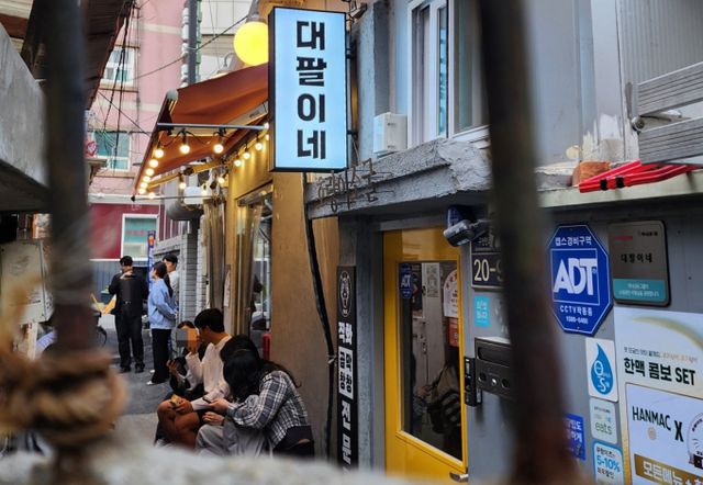 천호동 먹자골목 대팔이네곱창 앞에 대기줄이 늘어서 있다. /사진=다이어리알