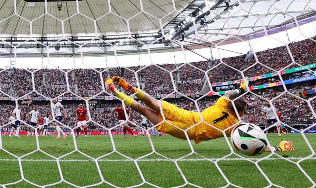 우승후보 잉글랜드가 졸전 끝에 덴마크와 무승부를 거뒀다. 사진은 21일(한국시각) 유로2024 B조 2차전 잉글랜드와 덴마크의 경기에서 미드필어 모르텐 히울만이 득점하고 있는 장면. /사진=로이터