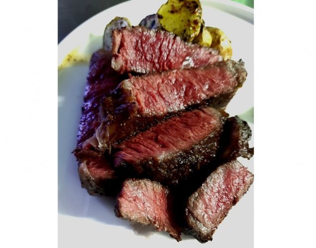 그루바의 대표 메뉴 한우 암소 스테이크. /사진=다이어리알
