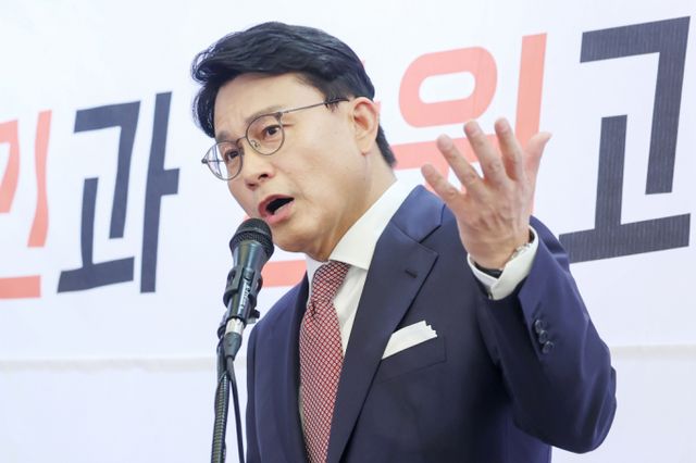 국민의힘 당대표 후보로 출마한 윤상현 의원이 지난 21일 오전 인천 미추홀구 용현시장에서 출마선언을 하고 있다. / 사진=뉴스1 민경석 기자 /사진=(인천=뉴스1) 민경석 기자