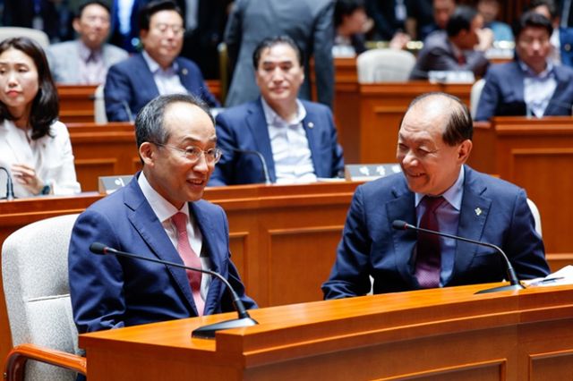 국민의힘이 24일 의원총회에서 더불어민주당이 제시한 7개 상임위원장 수용을 결론 내렸다. 사진은 황우여 국민의힘 비상대책위원장(오른쪽)과 추경호 원내대표가 24일 서울 여의도 국회에서 열린 의원총회에 참석해 대화를 나누는 모습. /사진=뉴스1