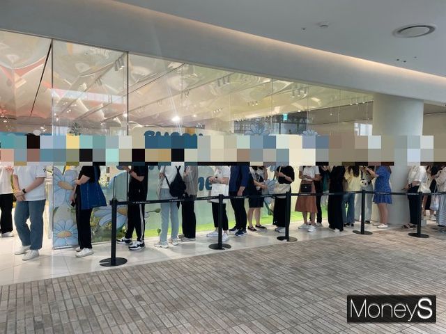지난 21일 서울 여의도 더현대서울 5층 바오패밀리 팝업스토어 예약자들이 입장하기 위해 길게 줄선 모습. /사진=서지영 기자