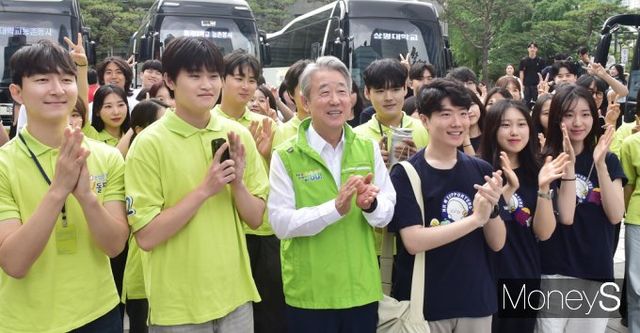 ▲ 출발 앞서 인사 나누는 강호동 농협중앙회장과 대학교 학생봉사단