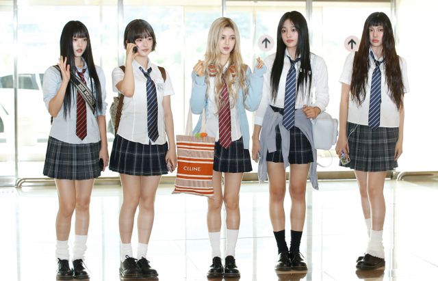 걸그룹 뉴진스가 일본 주요 음반 차트와 음원 차트 정상에 올랐다. 사진은 지난 20일 뉴진스 해린(왼쪽부터)과 하니, 다니엘, 민지, 혜인이 김포국제공항에서 팬들에게 인사를 하고 있는 모습. /사진=뉴스1