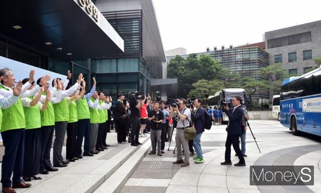 ▲ 희망농업-행복농촌 서포터즈 출발, 환송하는 내외빈