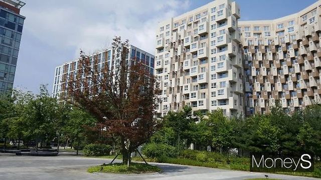 전국 오피스텔 평균 매매가격이 전달대비 소폭 떨어진 2억6056만원으로 조사됐다. 사진은 서울시내 한 오피스텔. 사진 속 오피스텔은 기사 내용과 관련 없음. /사진=김창성 기자