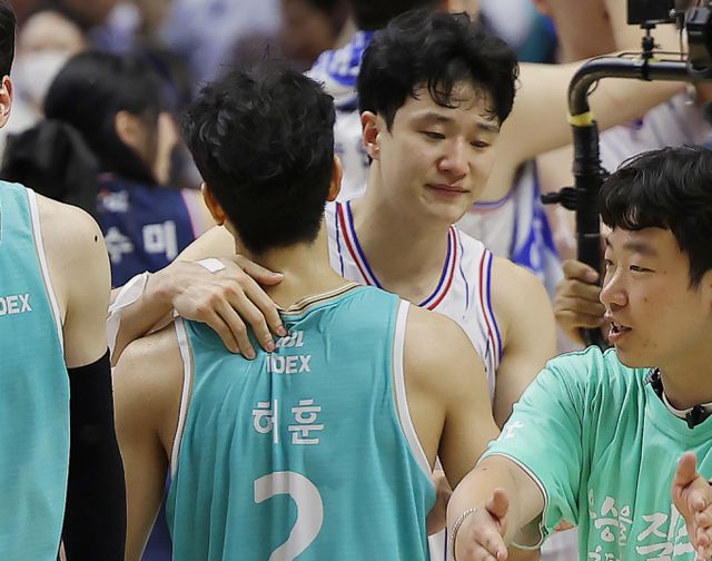 프로농구 선수 허웅이 임신한 여자친구와 결혼하지 않았단 사실에 비난이 일자 "결혼하려고 했었다"고 입장을 바꿨다. 사진은 KCC 허웅이 KT 허훈과 포옹을 하는 모습. /사진=뉴시스