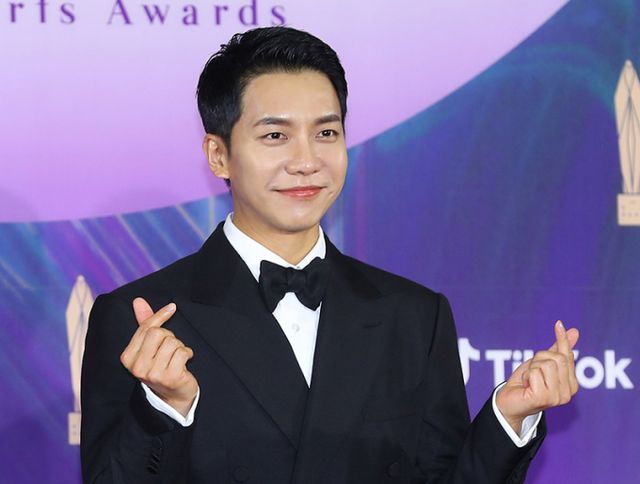 이승기가 뉴욕 타임스퀘어 전광판에 나온다. 가수 겸 배우 이승기가 13일 오후 경기도 고양시 일산 킨텍스에서 열린 '제57회 백상예술대상' 시상식 레드카펫 행사에 참석해 포즈를 취하고 있다. 사진은 기사 내용과 직접적인 관련이 없음./사진=머니투데이