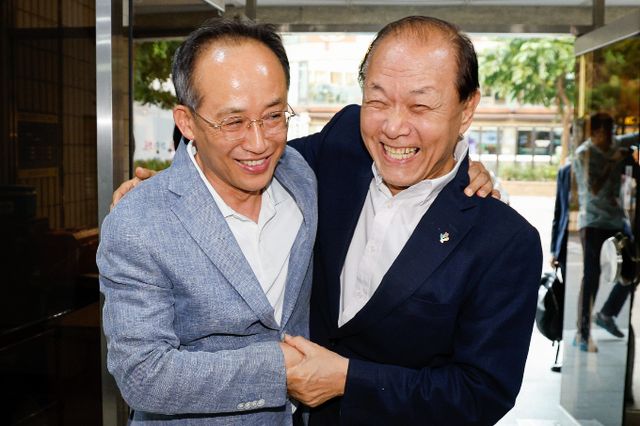 황우여 국민의힘 비상대책위원장(오른쪽)이 28일 오후 서울 마포구의 한 식당에서 추경호 원내대표의 당무 복귀 설득을 위해 만나 포옹하고 있다./사진=뉴스1
