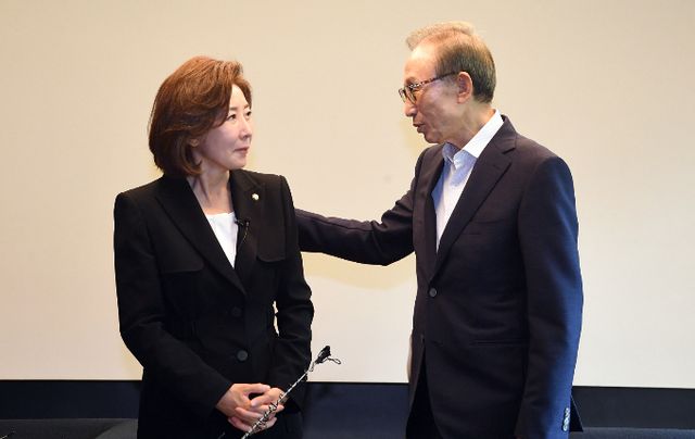 나경원 국민의힘 당 대표 후보가 29일 오전 서울 강남구 이명박 전 대통령 사저에서 이 전 대통령과 대화를 하고 있다./사진=뉴스1