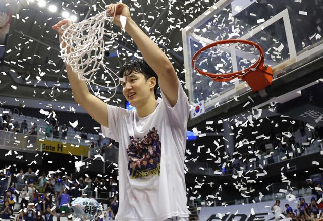 허웅의전 여자친구 배경이 서서히 밝혀지고 있다. 올해 5월5일 경기 수원시 수원 KT 소닉붐 아레나에서 열린 2023-2024 정관장 프로농구 챔피언결정전 5차전 수원 KT 소닉붐과 부산 KCC 이지스의 경기에서 우승한 KCC 허웅이 그물 커팅을 하고 있다. 사진은 기사 내용과 직접적인 관련이 없음./사진=뉴시스