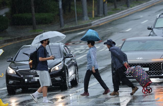 일요일인 30일 전국이 대체로 흐리고 장맛비가 이어질 전망이다. 사진은 광주와 전남 일부지역에 호우주의보가 발효된 지난 29일 광주 서구 화정동 한 거리에서 빗길을 걸어가고 있는 시민. /사진=뉴스1