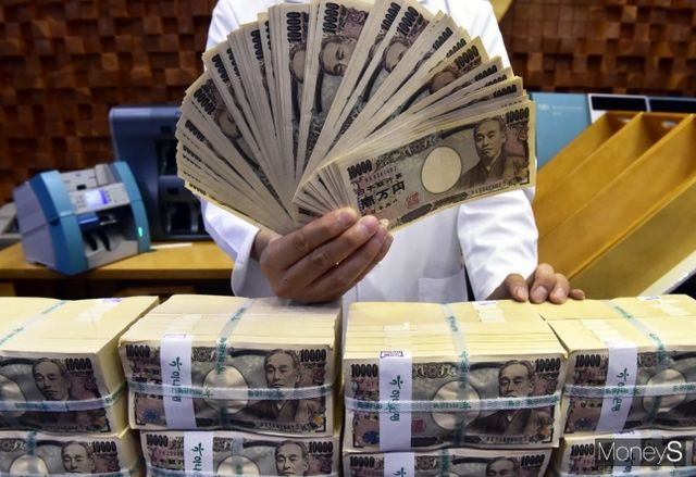 엔화 약세에 따른 엔화 매입이 늘면서 엔화 예금 규모가 최고치를 경신한 가운데 24일 서울 중구 명동1가 하나은행 위변조대응센터에서 직원이 엔화를 정리하고 있다./사진=임한별 기자
