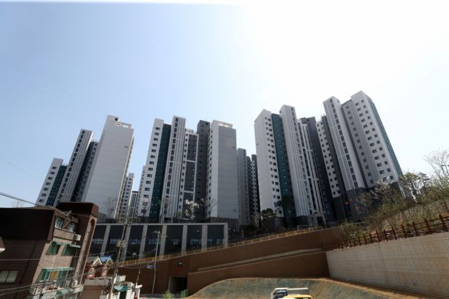 국내 부동산 개발사업은 대부분 영세 부동산개발사가 저자본 고레버리지 구조로 진행한다. 자본력과 시행능력을 갖춘 대형 전문개발사들이 늘어나고 있으나 부동산 개발시장 내 점유율은 아직 낮은 편이다./사진=뉴스1