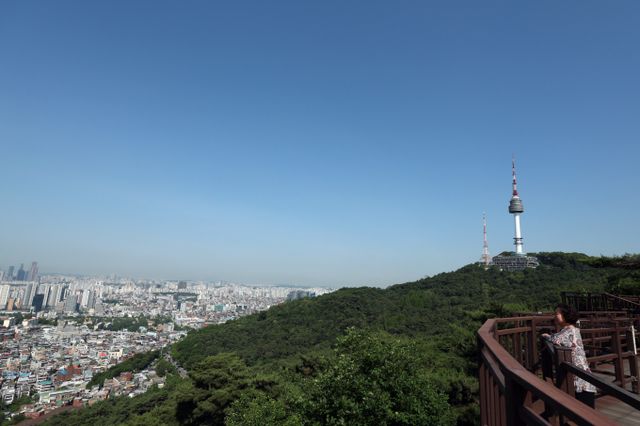 4일은 전국 낮 기온이 25도 안팎으로 초여름 날씨가 이어질 전망이다. 사진은 지난달 29일 오후 서울 남산에서 바라본 하늘. /사진=뉴스1 