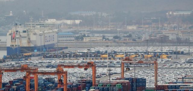 5월 국내 완성차 내수 판매량이 하락했지만 수출은 늘었다. 사진은 평택항 수출 야적장에 놓인 수출용 차./사진=뉴스1 
