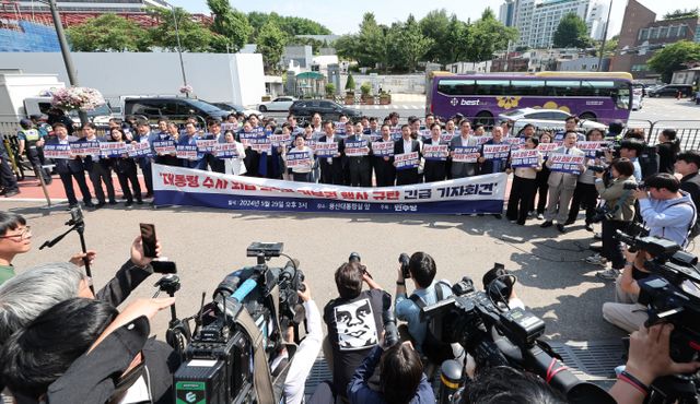 더불어민주당이 '방송3법' 개정안을 재발의했다. 사진은 박찬대 더불어민주당 원내대표를 비롯한 의원들이 지난달 29일 서울 용산구 대통령실 앞에서 열린 거부권 행사 규탄 긴급 기자회견에서 구호를 외치는 모습. /사진=뉴스1