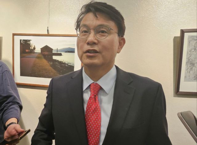 국민의힘이 김정숙 여사 특검법을 발의했지만 여당 내에서도 찬반이 갈리고 있다. 사진은 윤상현 국민의힘 의원이 대구 영남일보에서 열린 '보수 혁신'을 주제로 한 정치 토론회에 참석한 후 기자들과 만나 질문에 답변하는 모습. / 사진= 뉴스1 