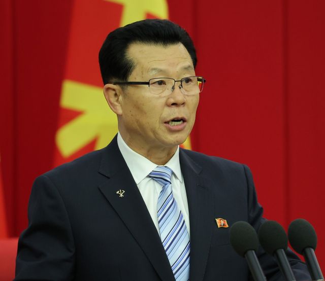  북한이 김정은 국무위원장의 우상화 작업을 본격화하고 있다. 사진은 김정은 위원장의 얼굴이 새겨진 배지(초상휘장)를 왼쪽 가슴에 착용하고 토론에 나선 김재룡 당 비서. /사진=뉴스1(노동신문)