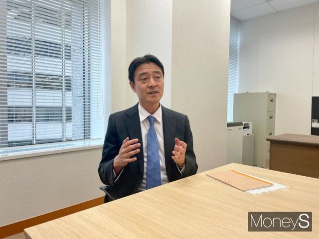 일본 금융청의 히데키 타카다 전략개발 본부장이 머니S와 인터뷰를 하고 있다./사진=머니S