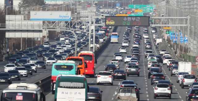 4일 양양고속도로에 누군가가 뿌린 지폐가 흩날리면서 소동이 빚어졌다. 사진은 기사내용과 무관. /사진= 뉴스1