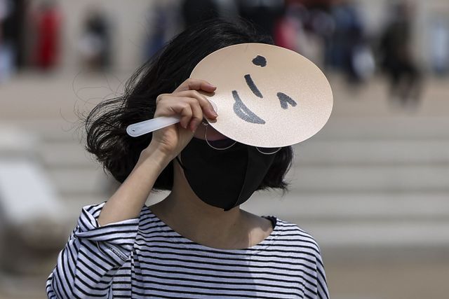 오는 5일에는 전국이 대체로 맑겠으나 강원내륙·산지와 충북, 전라내륙, 경북내륙, 제주도는 오후부터 가끔 구름이 많을 것으로 보인다. 사진은 지난달 종로구 광화문광장을 찾은 시민이 부채로 머리를 가린 채 이동하는 모습. /사진=뉴시스