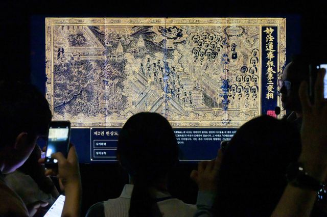 호암미술관 '진흙에 물들지 않는 연꽃처럼' 기획전에서 '디지털 돋보기'를 시연하고 있는 관람객들. / 사진=삼성 