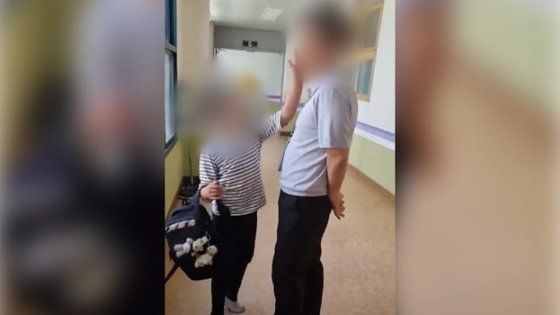 전북 전주 소재 한 초등학교 3학년 학생이 지난 3일 교감의 뺨을 때리고 있다. /사진=뉴시스(전북교사노동조합)