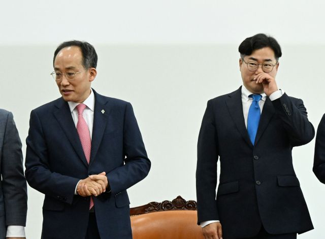 여·야의 제22대 국회 상임위원회 협상이 결국 합의되지 못했다. 사진은 추경호 국민의힘 원내대표(왼쪽)와 박찬대 더불어민주당 원내대표가 5일 서울 여의도 국회에서 회동하는 모습. /사진=뉴시스(공동취재)