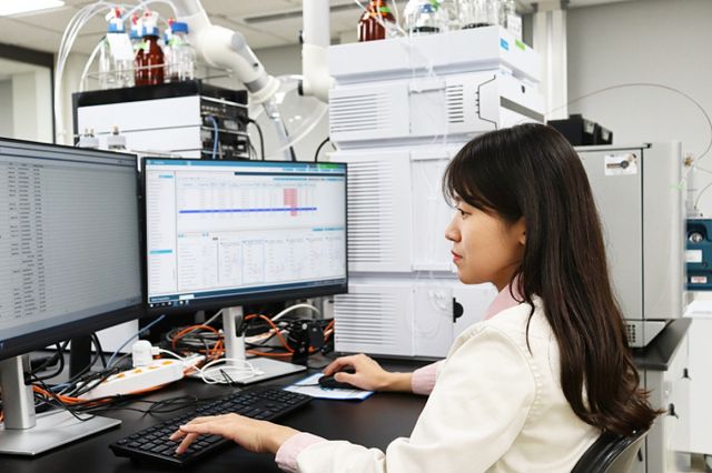 오뚜기 연구원이 식품안전과학연구소에서 첨단 장비로 분석하고 있다. /사진=오뚜기