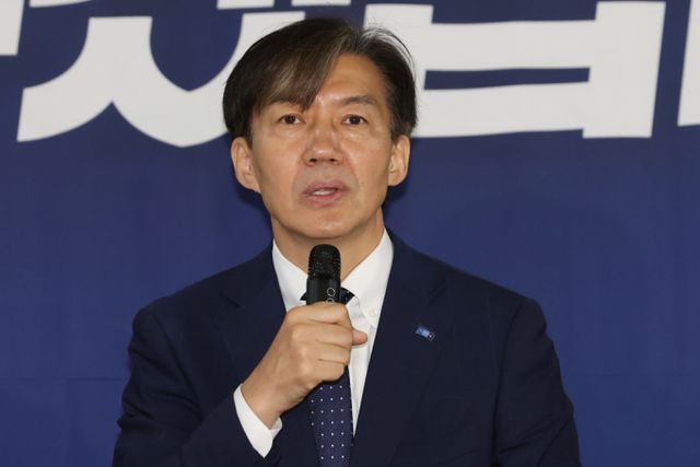 조국 조국혁신당 대표가 5일 오전 서울 여의도 국회 로텐더홀에서 열린 최고위원회의에서 영일만 석유 매장 가능성 발표에 대한 비판을 이어갔다. 사진은 조 대표가 최고위원회의에서 발언하고 있는 모습. /사진= 뉴스1 