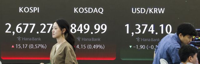 5일 서울 중구 하나은행 딜링룸에서 직원들이 업무를 보고 있다./사진=뉴시스 