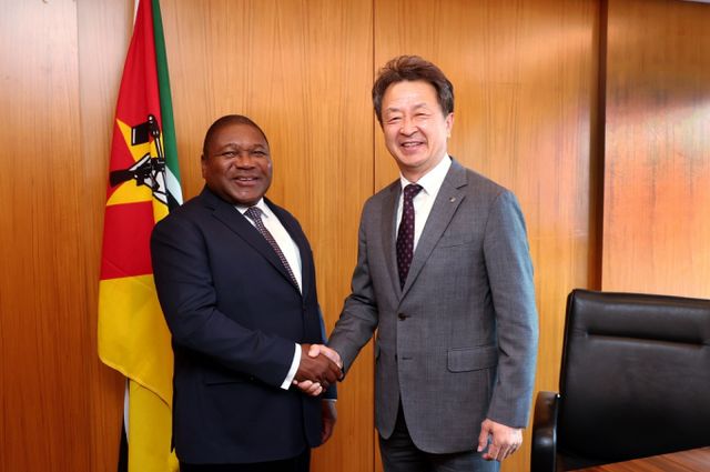 백정완(오른쪽) 대우건설 사장이 필리프 자신투 뉴시(Filipe Jacinto Nyusi) 모잠비크 대통령을 만나 협력을 논의했다. /사진=대우건설