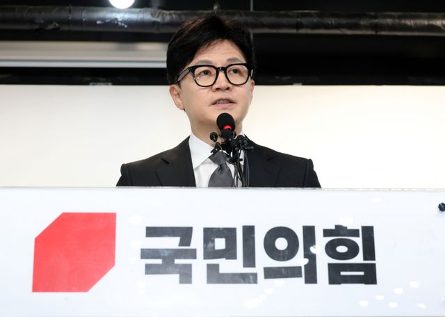 한동훈 전 국민의힘 비상대책위원장이 자신의 사회관계망서비스(SNS)에 제2연평해전 당시 전사한 고(故) 한상국 상사를 추모하는 내용의 동화책 제작 프로젝트를 소개했다. 사진은 한 전 국민의힘 비상대책위원장이 지난 4월 서울 여의도 중앙당사에서 위원장직 사퇴 입장을 밝히는 모습. /사진=뉴스1 