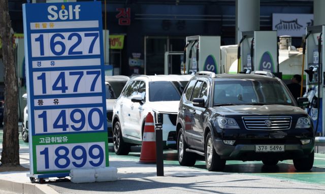 서울시내 한 주유소에 휘발유·경유 가격이 표시돼 있다. / 사진=뉴시스 김명년 기자 /사진=김명년
