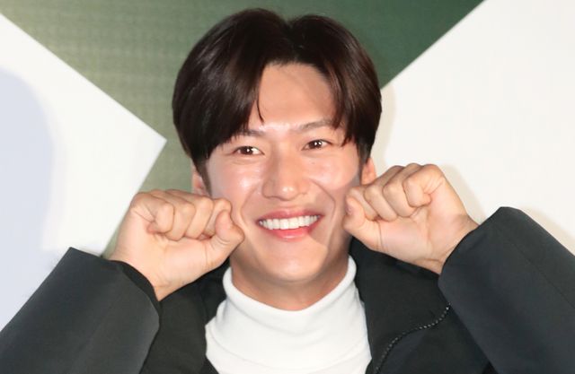 배우 나인우가 올 하반기 KBS 2TV '1박2일'을 떠난다. 사진은 서울 용산구 레이어20 스튜디오에서 진행된 코오롱스포츠 창립 50주년 기념 '에버그린 에너지'(EVERGREEN ENERGY) 캠페인 포토월에 참석한 배우 나인우. /사진=뉴스1