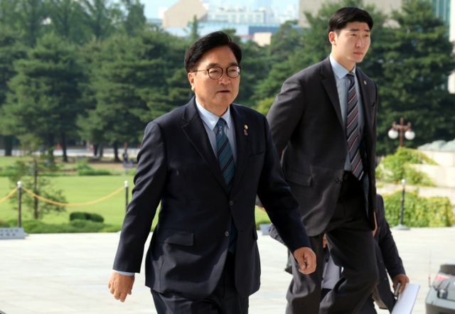 우원식 국회의장은 7일 원구성을 진행하겠다는 기존 방침을 재확인했다 사진은 우 국회의장이 7일 오전 서울 여의도 국회에 첫 출근하고 있는 모습. /사진=뉴시스