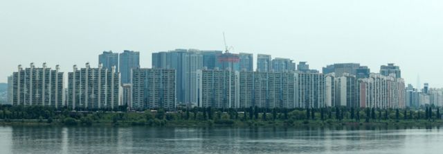 수도권 아파트 매매가격이 서울과 신도시, 경기·인천 모든 지역에서 보합(0.00%)을 유지했다. 서울 아파트 매매거래량은 3개월 연속 4000건을 넘길 예정이다./사진=뉴시스