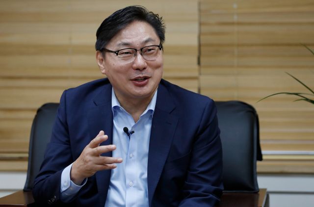 쌍방울 그룹의 8백만 달러 대북송금 사건에 공모하고, 억대의 뇌물과 정치자금을 받은 혐의로 구속 기소된 이화영 전 경기도 평화부지사가 1심에서 징역 9년 6개월을 선고받았다. 사진은 지난 2019년 서울 영등포구 집무실에서 뉴시스와 인터뷰를 가진 이화영 전 경기도 평화부지사. /사진=뉴시