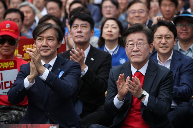 더불어민주당과 조국혁신당 지도부가 6일 현충일 추념식을 마친 뒤 2시간 동안 비공개 회동을 가졌다.사진은 이재명 더불어민주당 대표(앞줄 오른쪽)와 조국 조국혁신당 대표(앞줄 왼쪽)가 지난달 25일 서울 중구 숭례문 인근에서 열린 범야당 및 시민사회 '채상병 특검법 거부 규탄 및 통과 촉구 범국민대회'에 참석한 모습. /사진=뉴스1