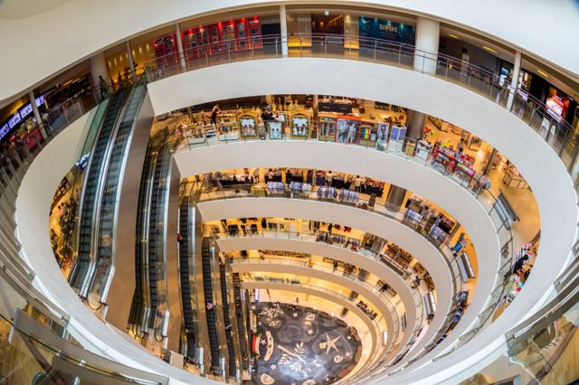 코로나19를 기점으로 최상위 계층인 5분위는 비필수재 소비가 줄어든 반면 하위 계층인 1분위 소비는 늘어난 것으로 나타났다. /사진=이미지투데이