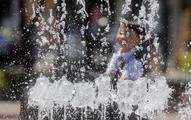 일요일인 9일은 서울 낮 최고 기온이 29도에 이를 전망이다. 사진은 초여름 날씨를 보인 최근 대구 서구 감삼못공원 바닥분수에서 한 어린이가 물놀이를 하던 모습. /사진=뉴시스