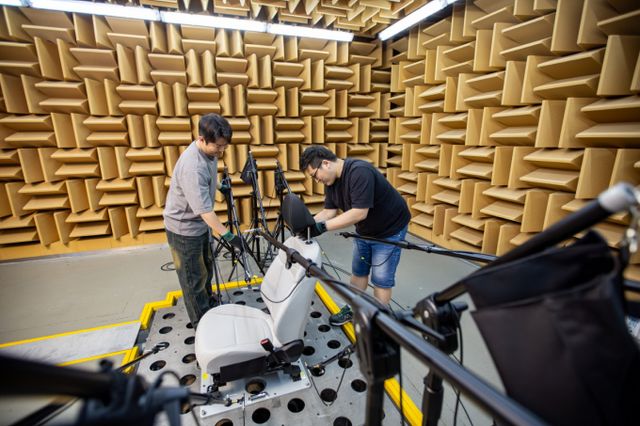 현대트랜시스 동탄 시트연구센터의 BSR 테스트 준비 장면. /사진=현대트랜시스