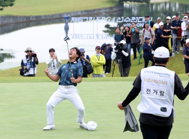 KPGA 선수권대회 우승 확정 후 전가람이 환호하는 모습. /사진= KPGA