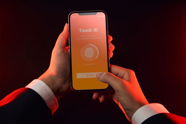 동거 중인 연인의 휴대전화에 등록된 지문정보를 악용해 연인의 계좌에서 2억6000만원가량을 빼돌린 피고인에게 징역형이 선고됐다./사진=이미지투데이