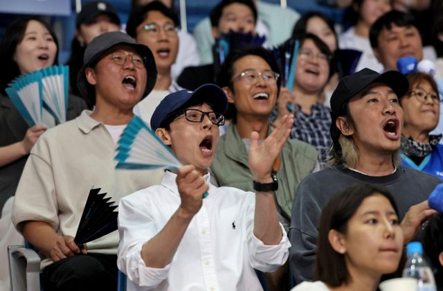 8일 오후 서울 송파구 잠실실내체육관에서 열린 KYK INVITATIONAL 2024, 팀 대한민국과 팀 코리아의 경기를 찾은 방송인 유재석과 이광수, 나영석PD가 김연경 국가대표 은퇴경기를 관람하고 있다. 2012 런던 올림픽과 2020 도쿄 올림픽 준결승 진출을 이끈 김연경은 이날 경기를 끝으로 국가대표를 은퇴하고 9일 세계 여자배구 올스타전 이벤트 경기를 갖는다./사진=뉴스1