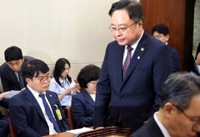 의대 정원 증원 규모 '2000명'을 본인이 결정했다고 밝힌 조규홍 보건복지부 장관이 고발당할 위기에 놓였다. 사진은 조규홍 보건복지부 장관이 지난달 26일 오후 서울 여의도 국회에서 열린 제3차 보건복지위원회 의료계 비상상황 관련 청문회에서 임현택(왼쪽) 대한의사협회장을 지나쳐가는 모습. /사진=뉴시스