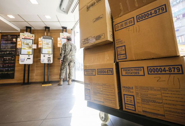  한국맥도날드가 오는 11일부터 감자튀김 판매를 100% 재개한다. '후렌치 후라이'(감자튀김) 판매를 단계적으로 재개하겠다고 밝힌 지난 달 26일 경기 남양주의 한 맥도날드에 후렌치 후라이 박스가 놓여 있다. /사진=뉴시스